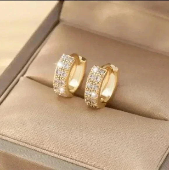 Exquisite Cubic Zirconia Hoop Huggie Earrings 14K Gold Plated Glitter. NWT - Picture 7 of 7